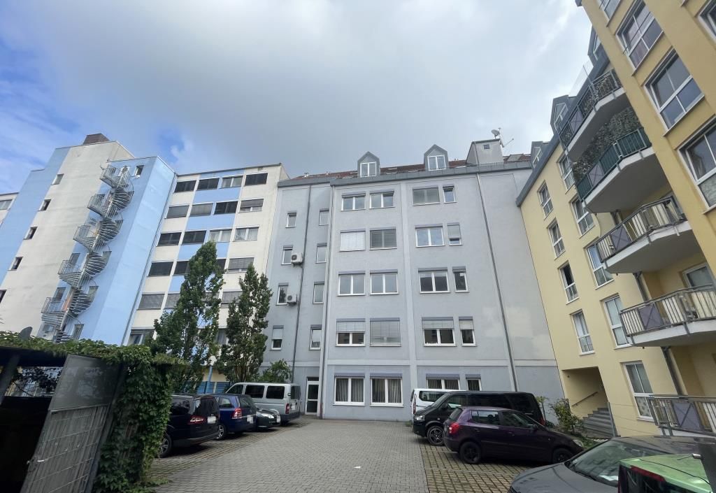 Südseite mit Parkplätzen